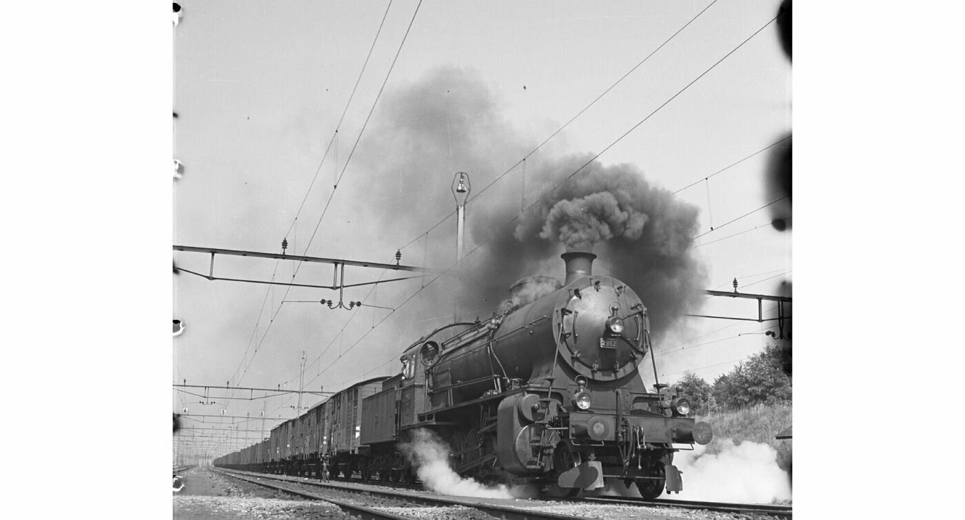 Die Dampflokomotive «Elefant» zieht mit Dampf und rauchendem Kamin einen Güterzug.