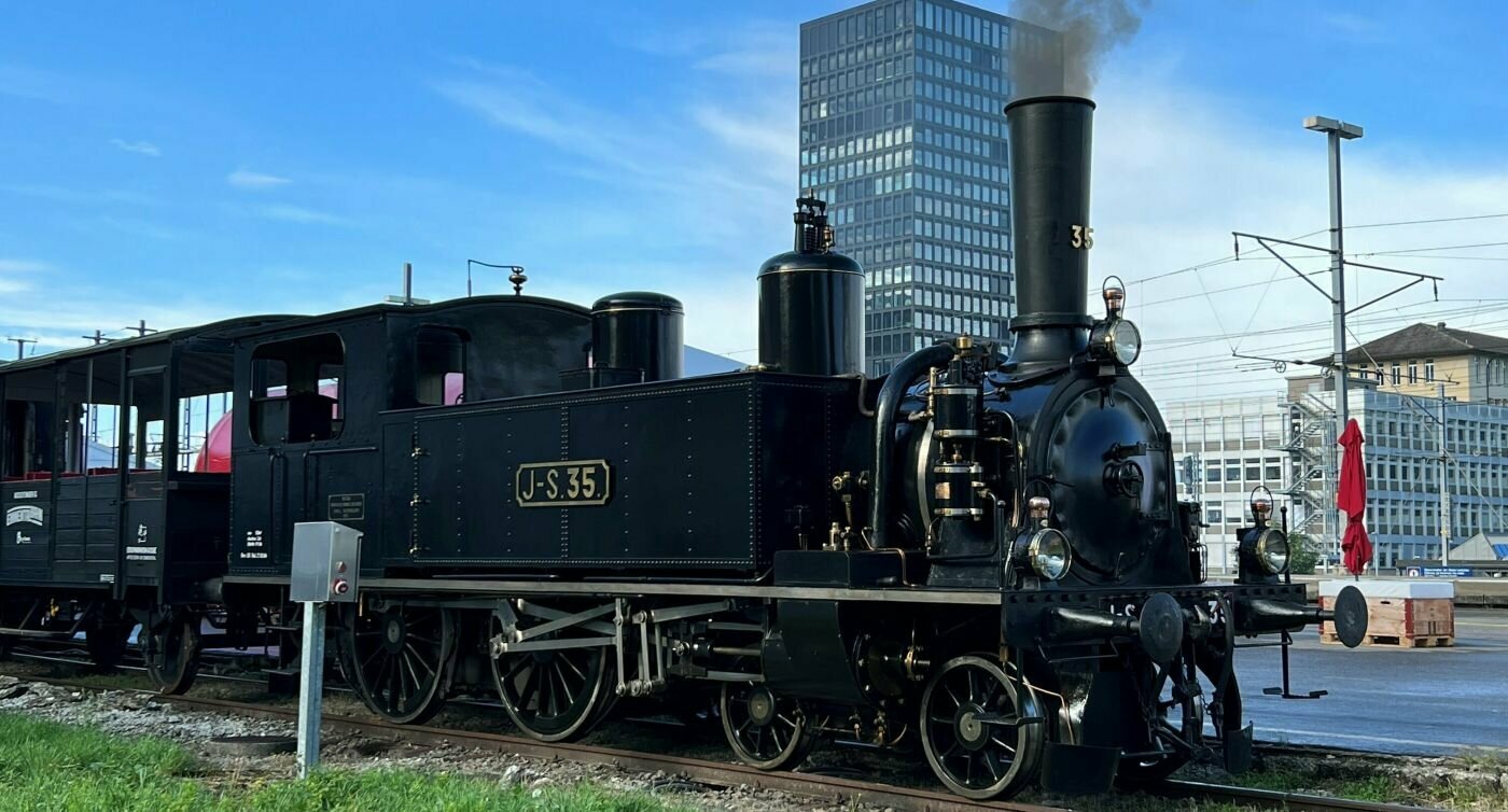 Eine historische Lokomotive steht auf dem Abstellgleis in Zug.