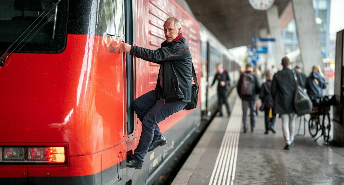 Stefan Landenberger scende da una locomotiva nella stazione centrale di Zurigo.