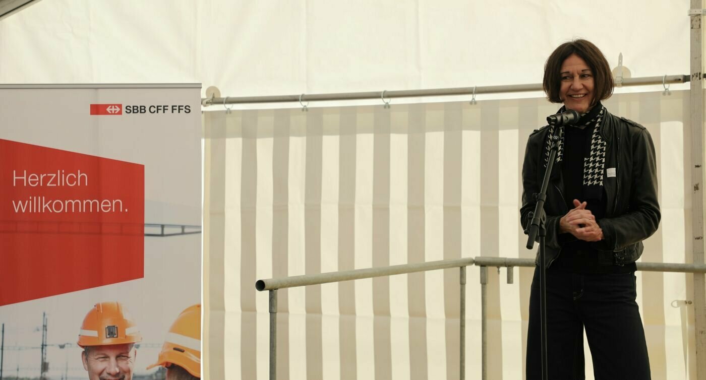 Leiterin SBB Region Ost Daria Martinoni spricht in einem Zelt auf der Bühne zum Publikum.
