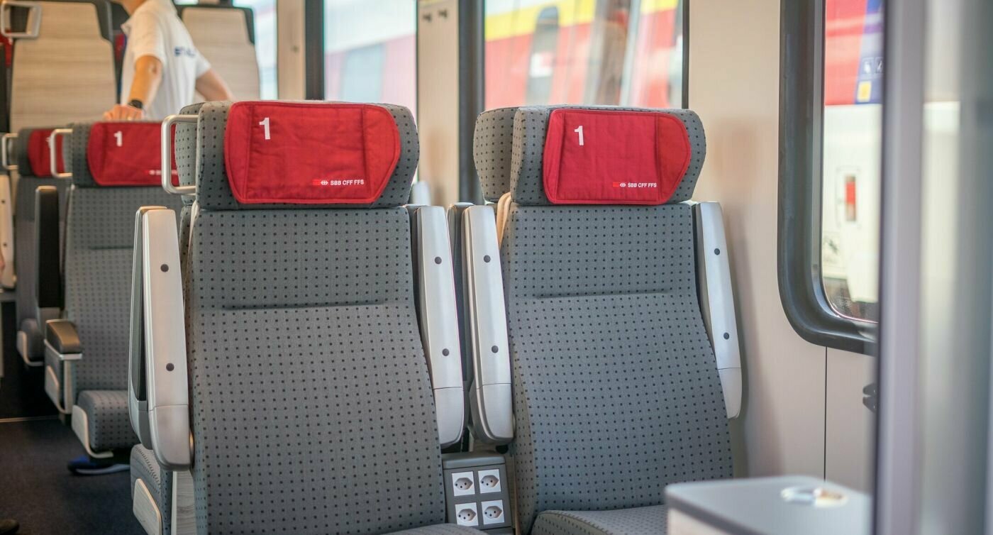 Viererabteil im Zug mit dem Aufdruck "175 Jahre Schweizer Bahnen" auf der Scheibe