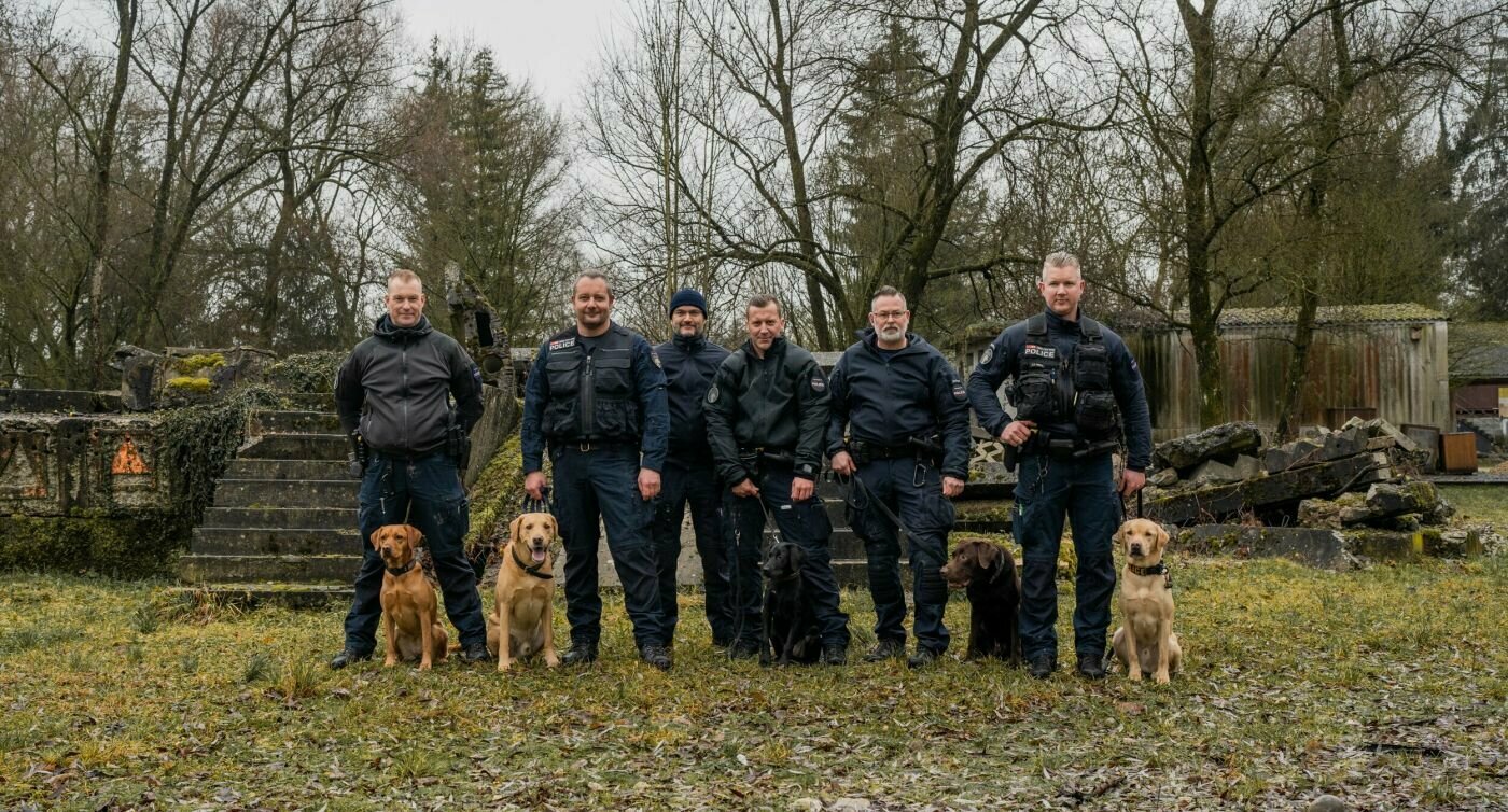 Gruppenfoto der 6 Polizisten der Transportpolizei mit fünf Sprengstoffspürhunden.
