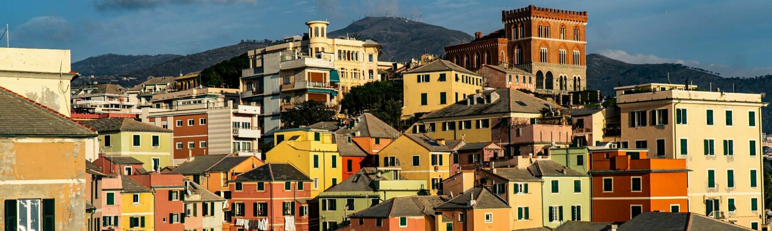 Stadtviertel Boccadasse mit den vielen farbigen Häusern