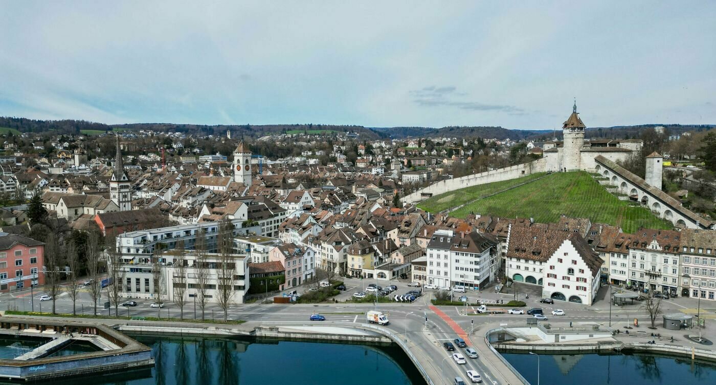 Drohnenaufnahme von Schaffhausen mit dem Rhein und der Festung Munot.