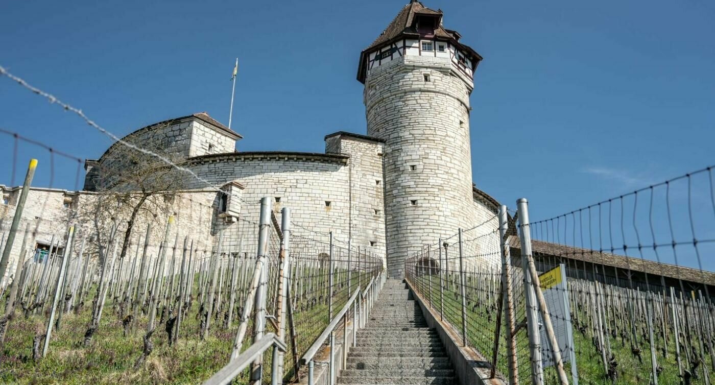 Eine Treppe, die zur Festung Munot hinaufführt.