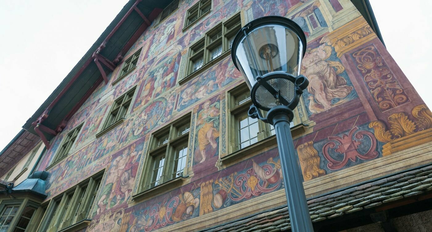 Un edificio nel centro storico di Sciaffusa con una facciata affrescata. 
