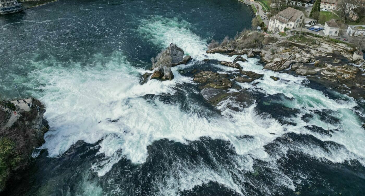 Photo des chutes du Rhin prise par un drone.    