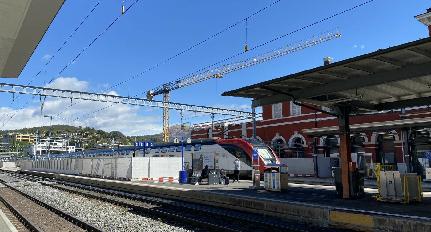 Un treno si trova accanto ai binari parzialmente chiusi alla stazione di Lugano.