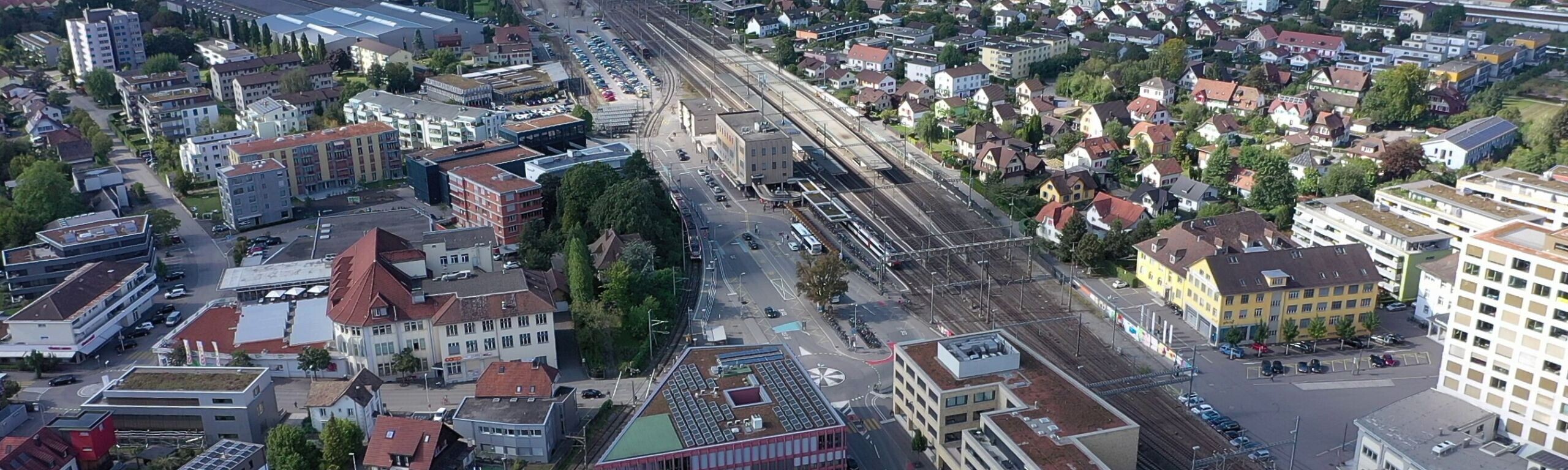 Luftaufnahme des Bahnhof Lenzburg