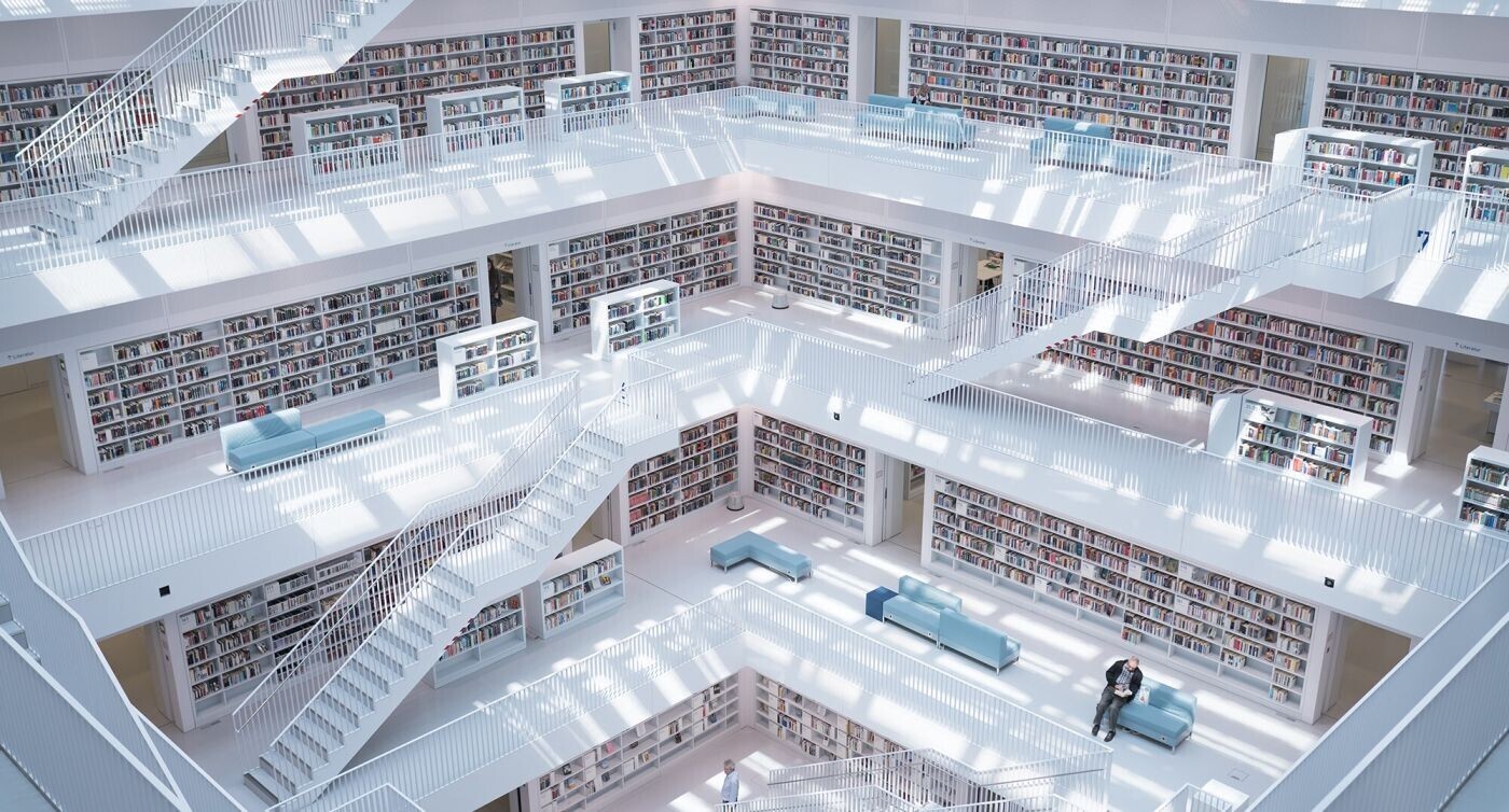 Vue plongeante sur les étages de la bibliothèque, d’un blanc immaculé 