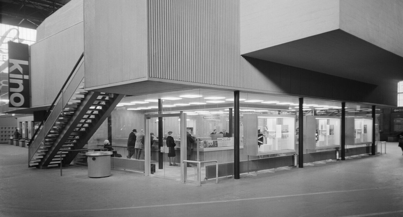 Ein Kino in der Bahnhofshalle des Zürcher Hauptbahnhofs. Bild von 1961.