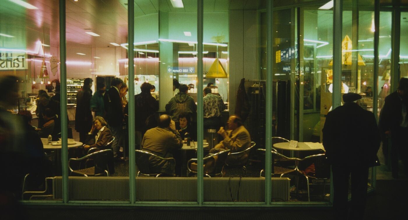  Bahnhofgäste verpflegen sich im Neonschein des Bahnhofbuffet Bern. Bild von 1982.