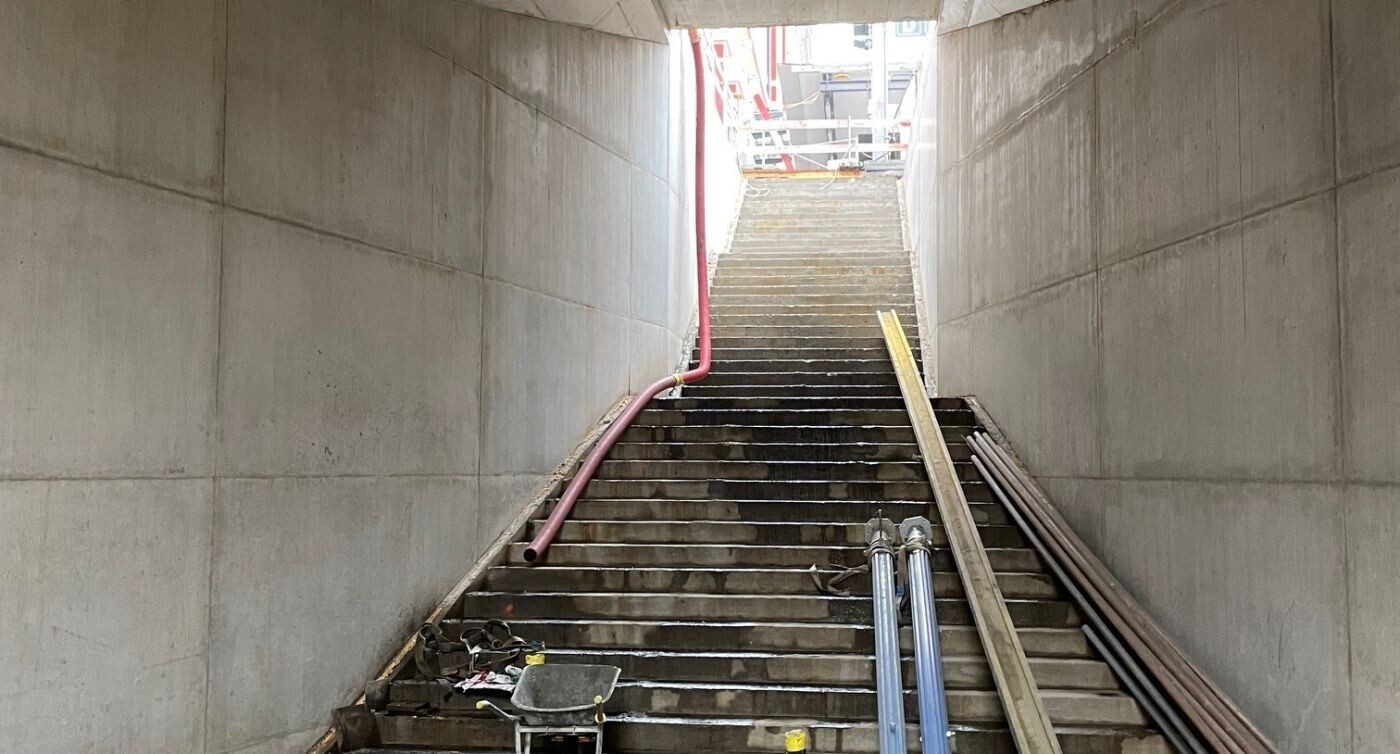 Una rampa di scale che in futuro collegherà la stazione FFS di Lugano al nuovo sottopasso di Besso a dicembre 2023.