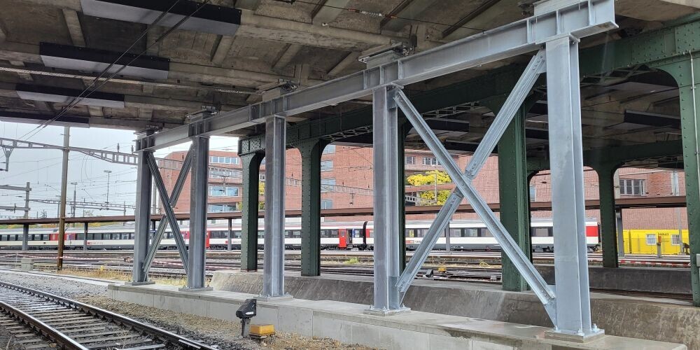 Das Foto zeigt eine Stützenreihe unter der Margarethenbrücke bestehend aus einem Sockel aus Beton und fünf Stützen. 