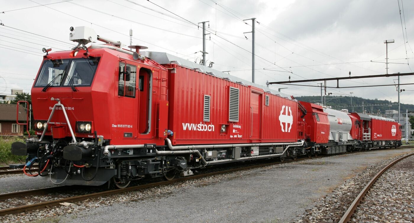 La composizione del treno di spegnimento e salvataggio rosso in marcia.