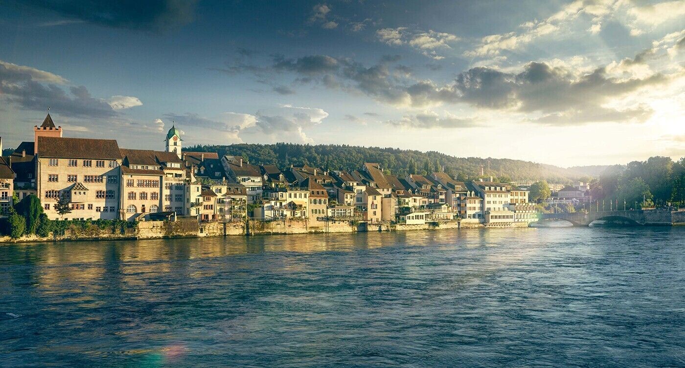 Vue depuis le Rhin sur la vieille ville au crépuscule.