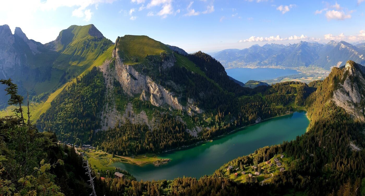 Blick aus der Vogelperspektive auf den Lac de Taney, im Hintergrund der Genfersee. 