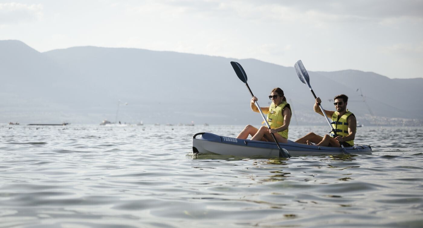 Una giovane coppia in canoa sul lago. 