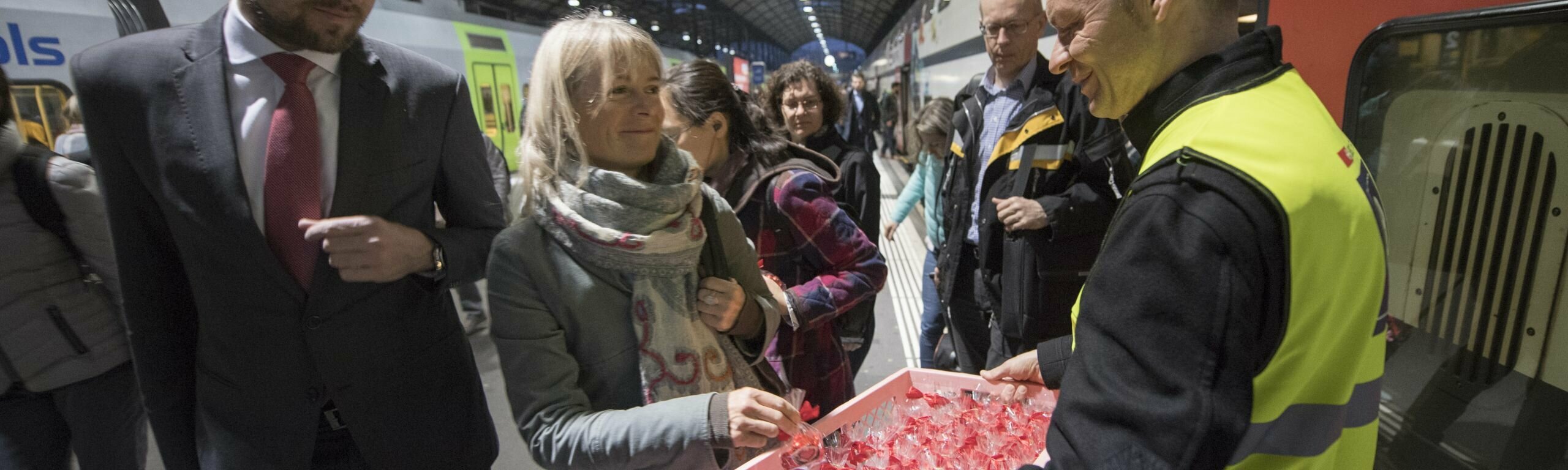 Die Kunden im Bahnhof Luzern freuen sich über das kleine Geschenk.