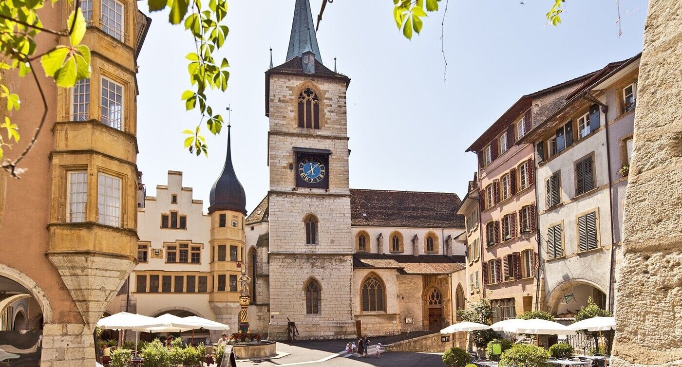 Blick auf den «Ring», den mittelalterlichen Stadtplatz in Biel, mit der Stadtkirche und dem Vennerbrunnen.